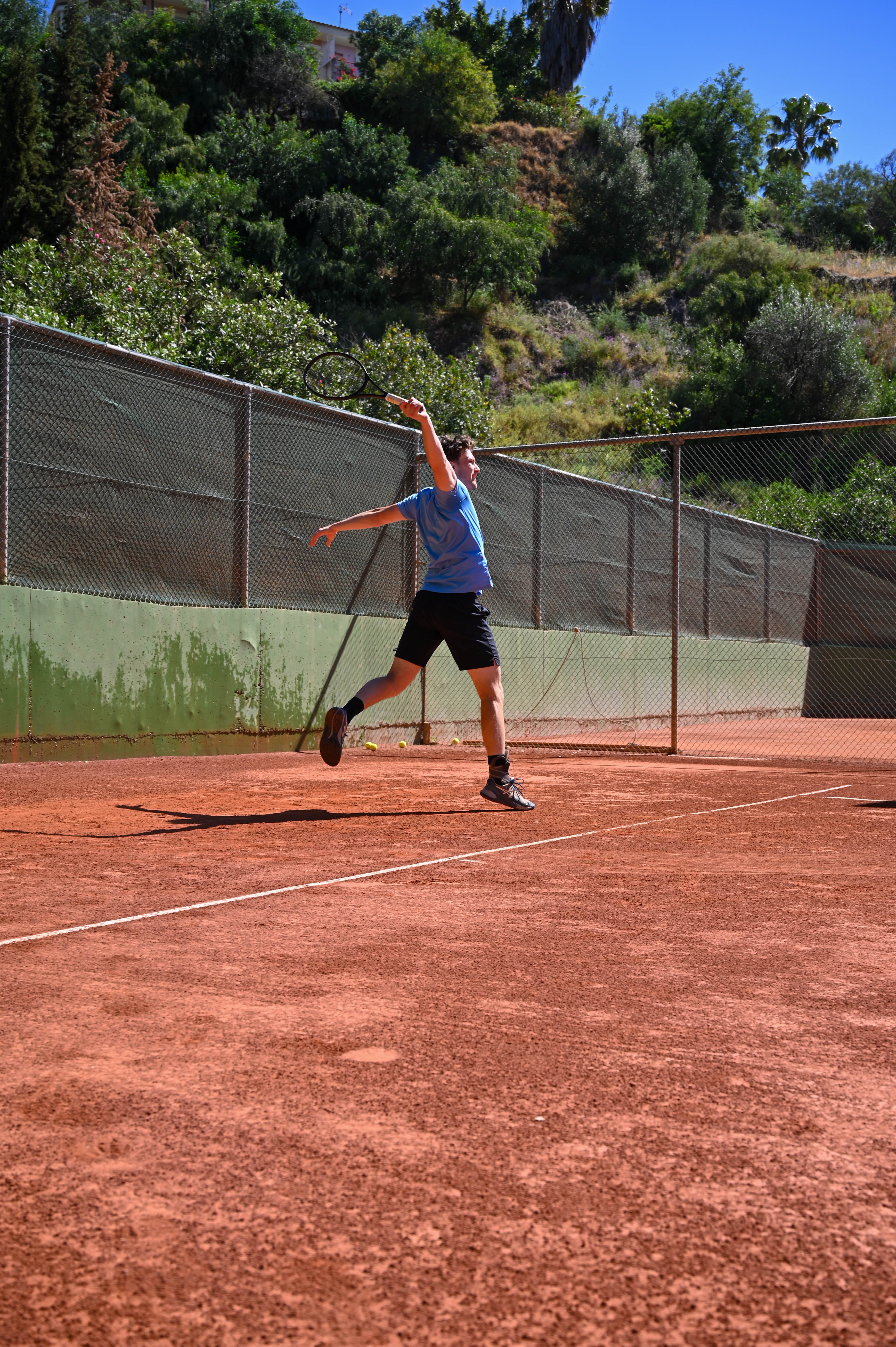 Karol traint op de gravelbaan bij het resort in Estepona